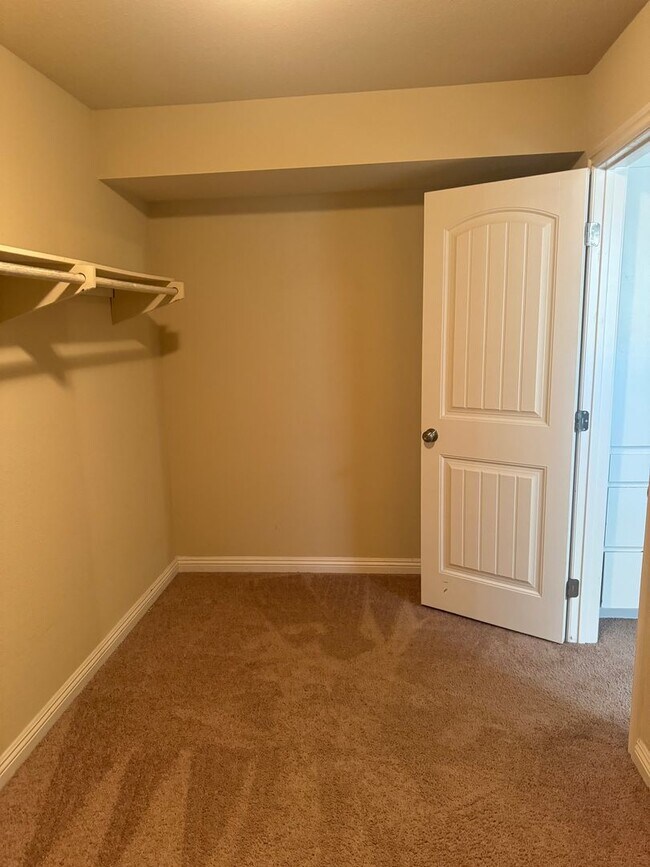 Building Photo - Very Spacious! 3Bed/2.5Bath w/solar panels! Close to Sweetwater Reservoir with plenty of trails!
