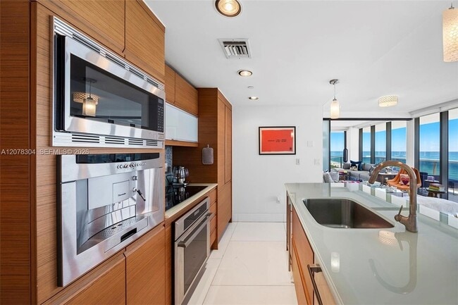 Building Photo - 5875 Collins Ave