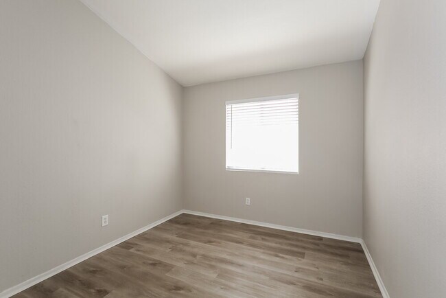 Building Photo - 2103 Point Morada Ave