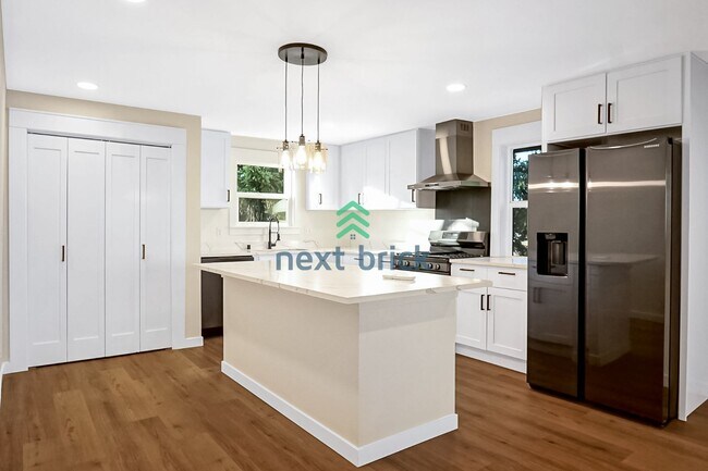 Building Photo - BEAUTIFUL FULLY RENOVATED 2 BED 1 BATH FOR RENT – PRIME WEST SEATTLE LOCATION