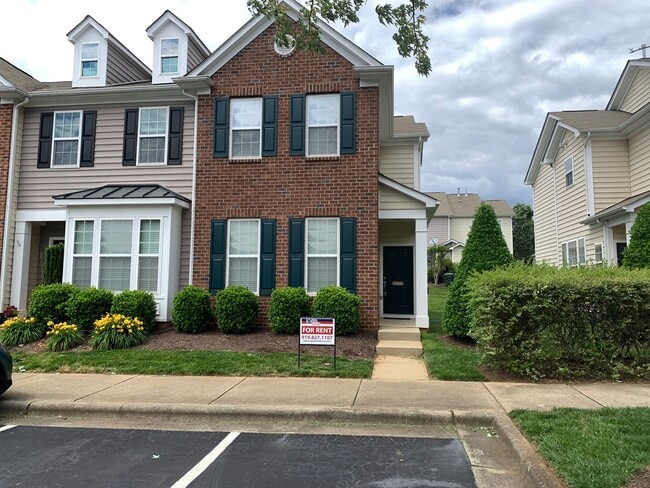 Building Photo - Perfectly Located 2 Bedroom Suite Townhome...