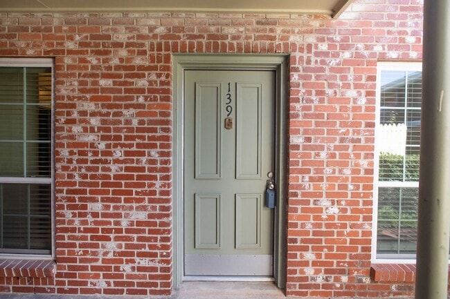 Building Photo - Charming Shoal Creek Condo - One Bed One Bath