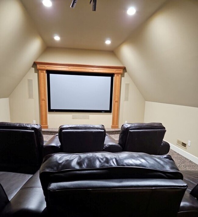 Building Photo - 4Bd/5Ba Multi Story Home - For viewing by ...