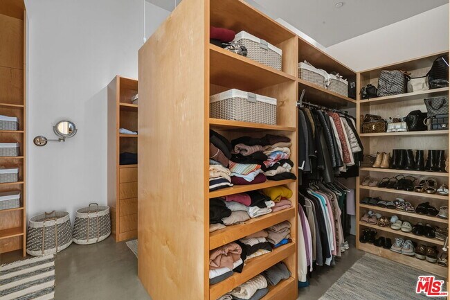 Building Photo - 1849 Fox Hills Dr