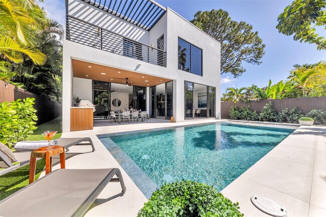 Building Photo - 727 NE 17th Way