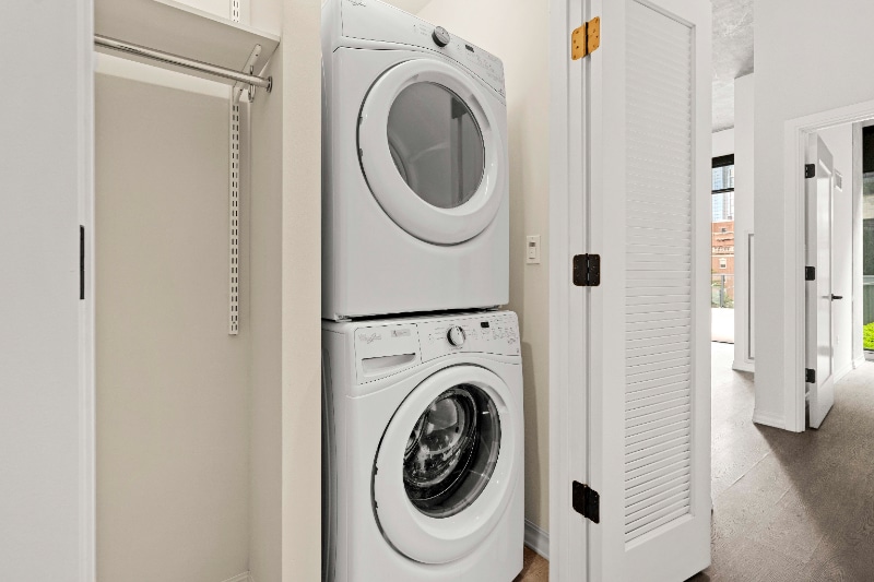 Building Photo - 185 W Huron St