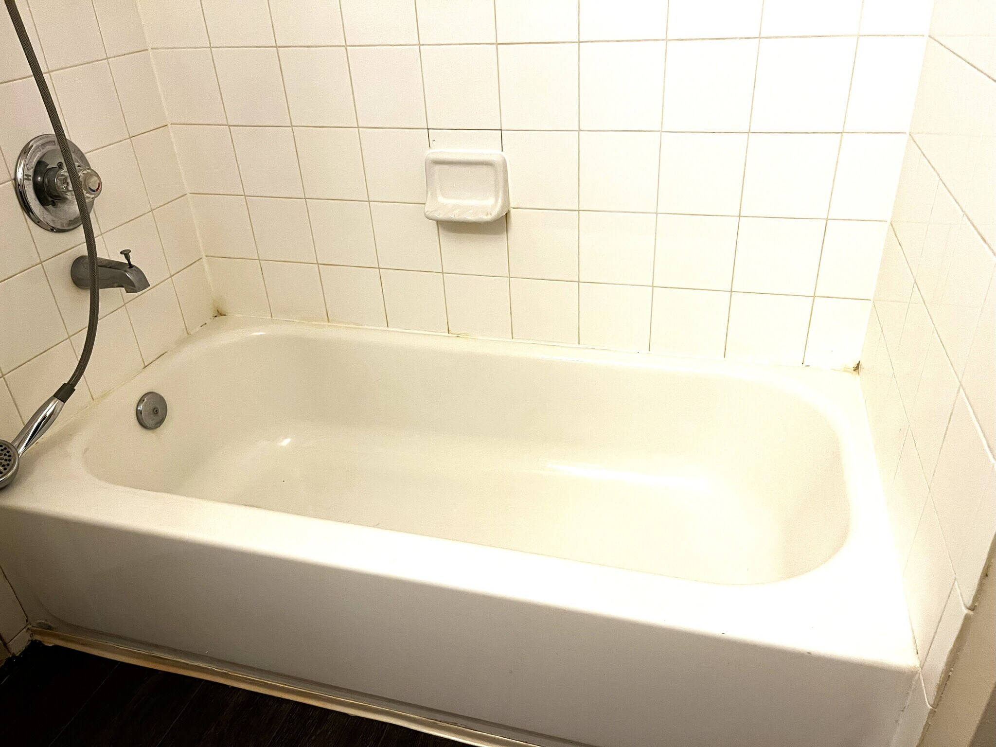 bathtub - 11807 Chetman Dr