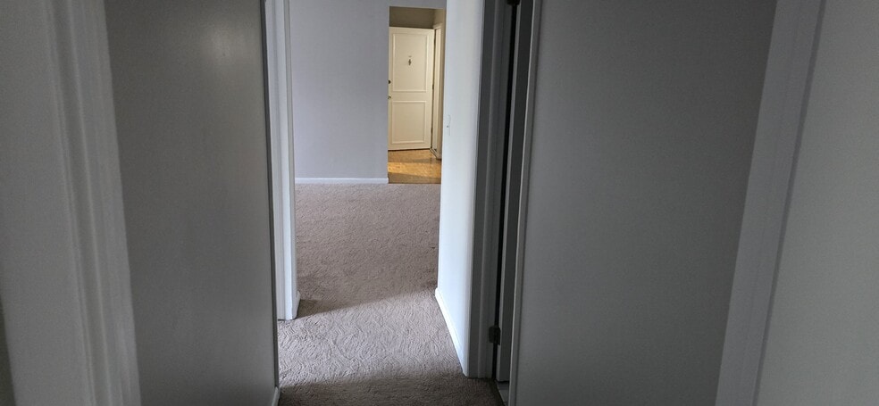 Building Photo - 910 E Old Willow Rd