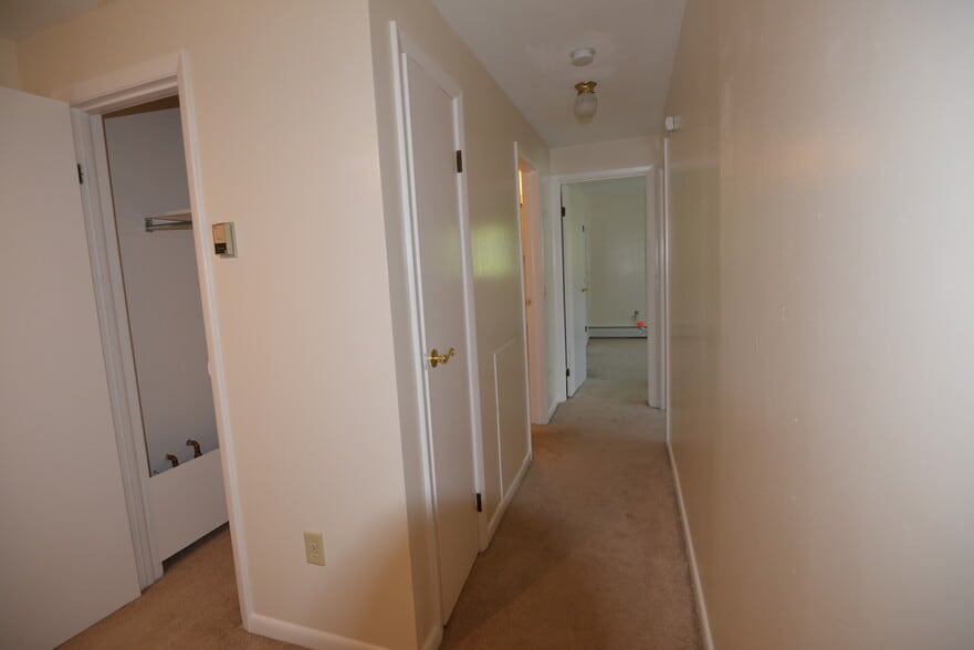Hall Way - 426 Winthrop Dr