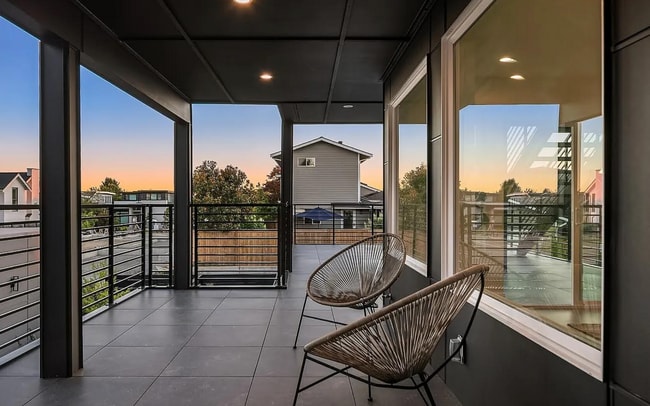 Building Photo - 421 14th Ave W