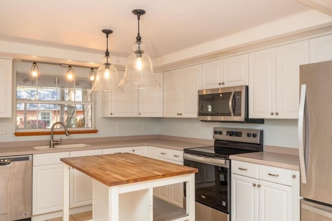 Building Photo - 728 Willow Wood Pl