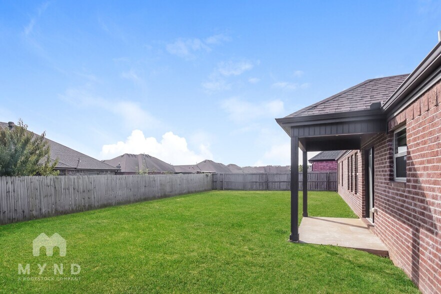 Building Photo - 2403 SW Worthington Ave