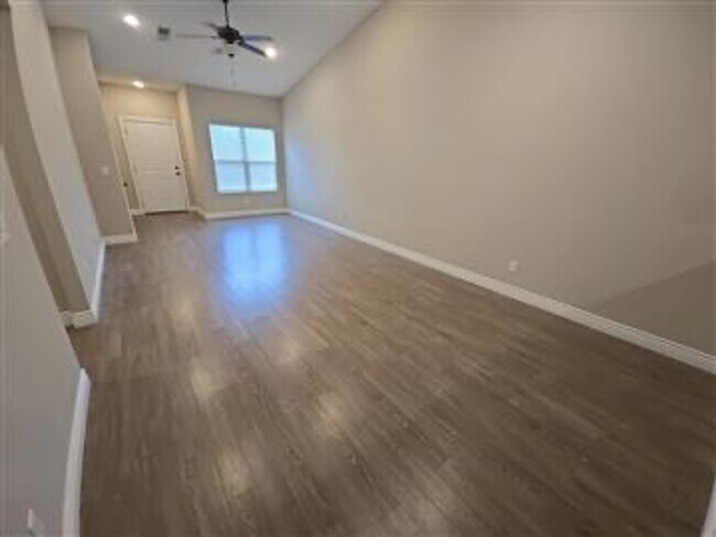 Building Photo - 5519/23 N Edwards Cir