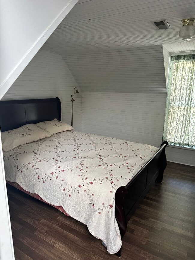 Building Photo - 4 Bedroom, 2 Bath farm house out in the Co...