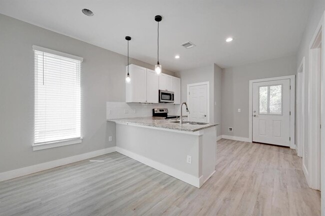 Building Photo - 346 Shady Bluff Dr