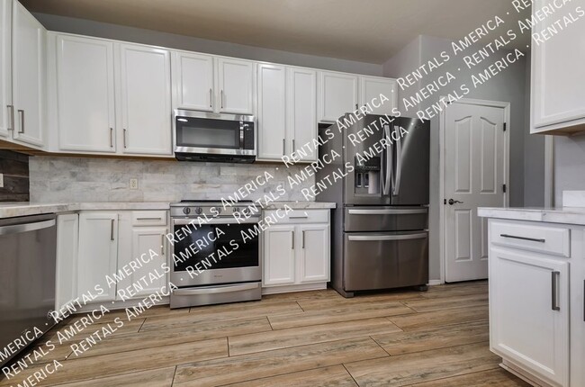 Building Photo - Beautiful 3 Bed/2.5 Bath Two Story Home w/...