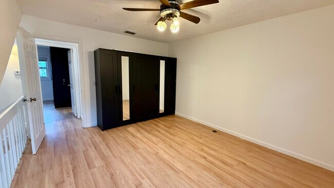 Building Photo - 9243 Green Meadows Way