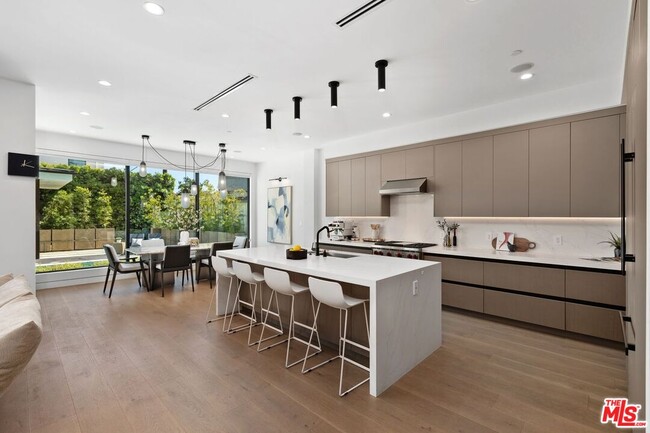 Building Photo - 714 N La Jolla Ave