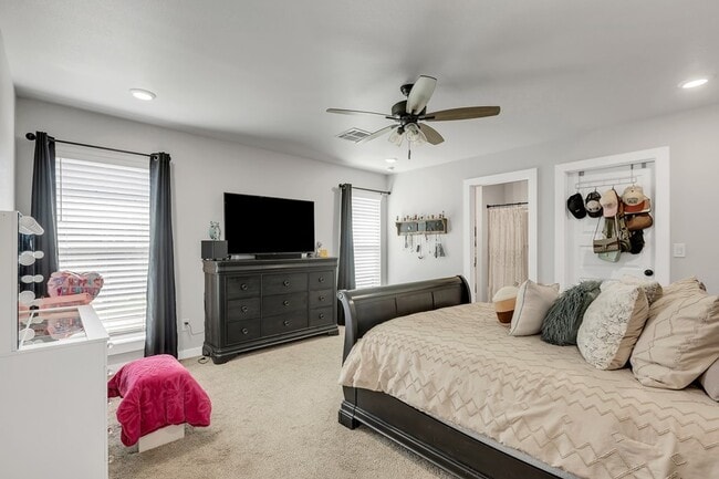 Building Photo - 460 Staghorn Dr