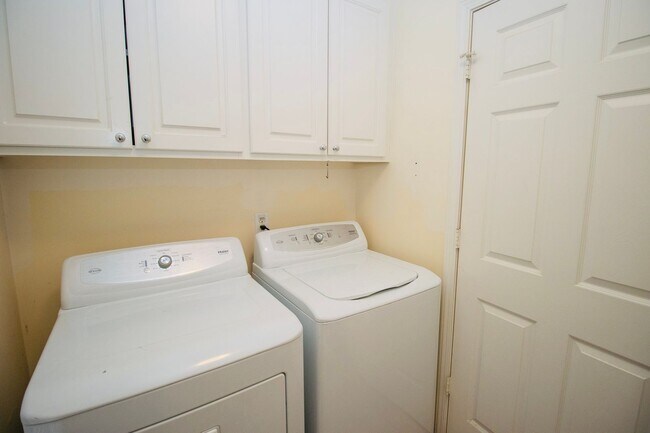 Building Photo - Charming 3 Bedroom, 2 Bathroom in Rosewood - Available May 2026!