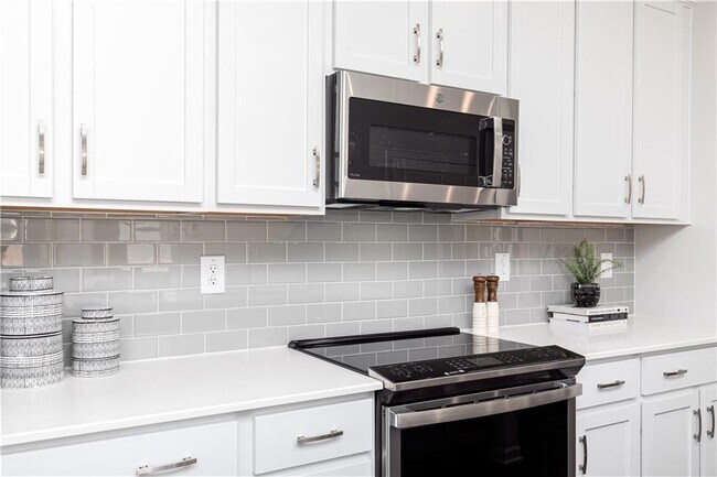 Building Photo - 3085 Cambridge Ml St