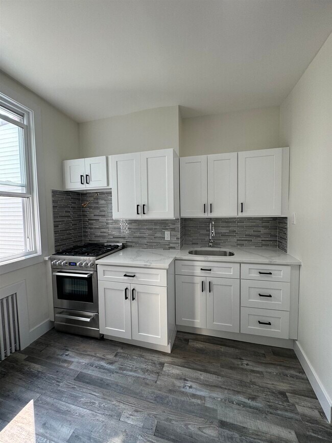 Building Photo - 411 51st St