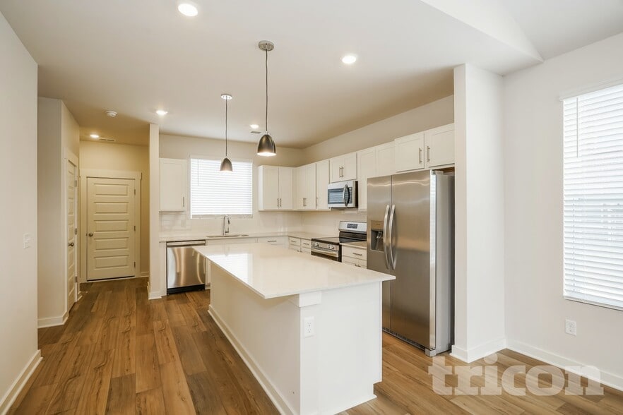 Building Photo - 361 Park Glen Dr