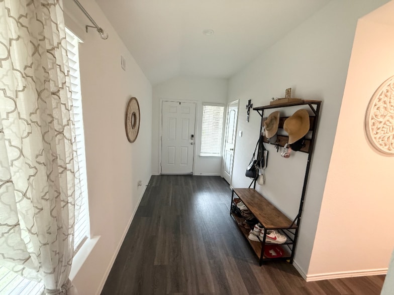 Building Photo - 5242 Rothwell Hts Dr