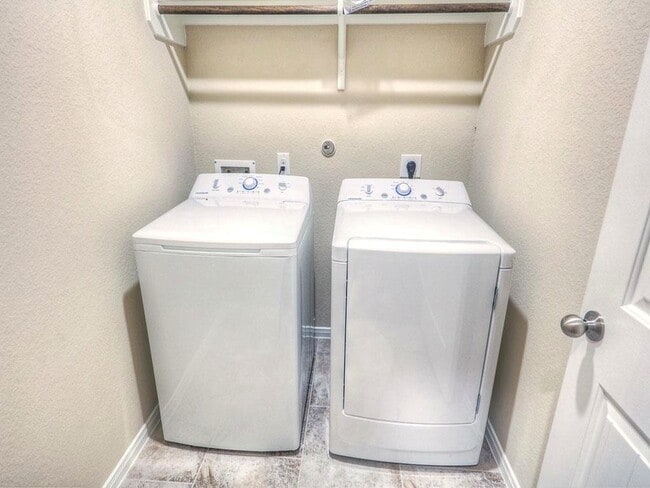 Building Photo - 1530 Holly Chase Ct