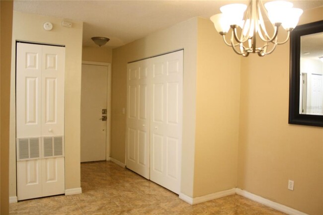 Building Photo - 630 Kenwick Cir