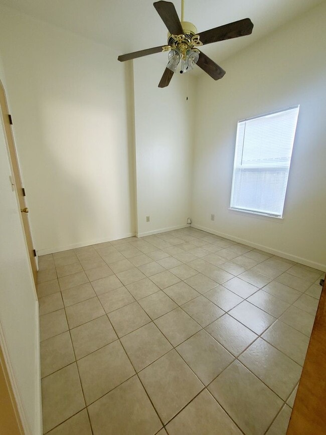 Building Photo - Perfect 1 bedroom 1 bath 6th & Hays Downto...