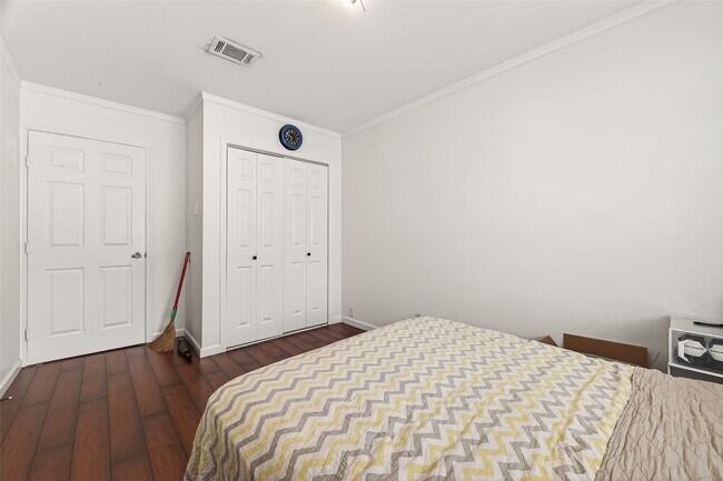 Building Photo - 12705 Huntingwick Dr