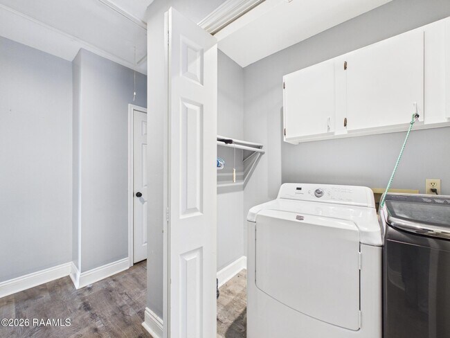 Building Photo - 115 La Rue Vil