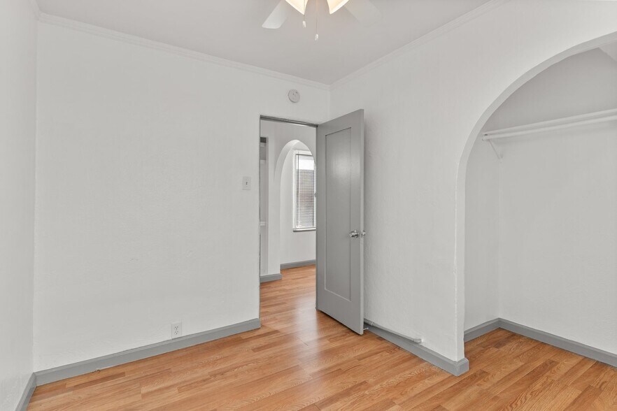 Building Photo - 2652 E 15th St