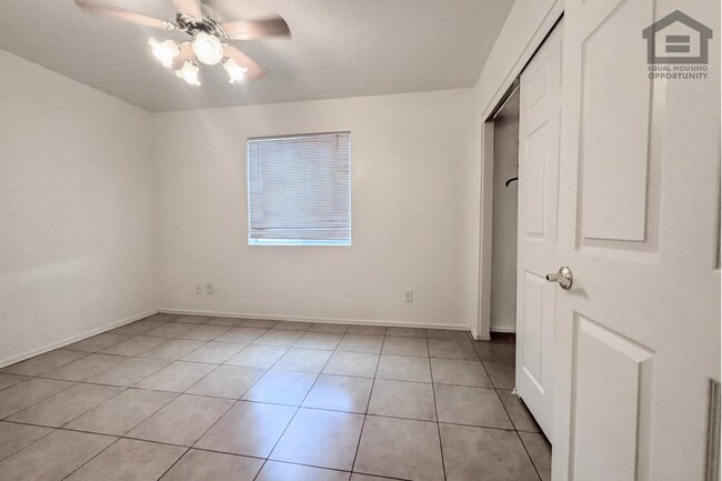 Building Photo - 2 Bed/1 bath Downstairs Apartment at 40th St/Bell Rd