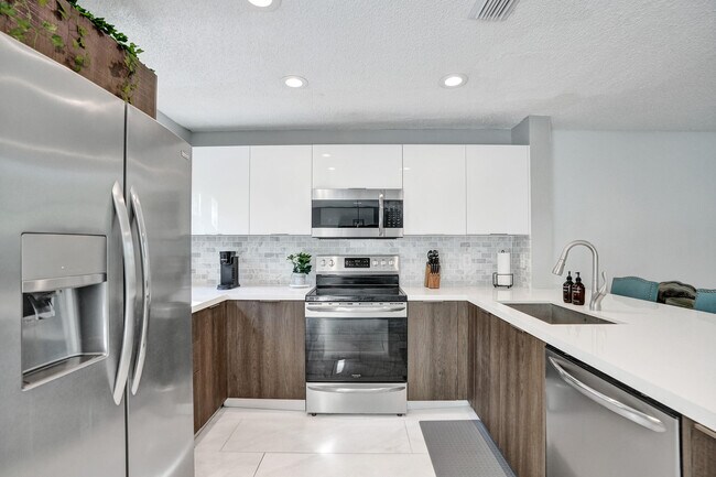 Building Photo - 9841 NW 9th Ct