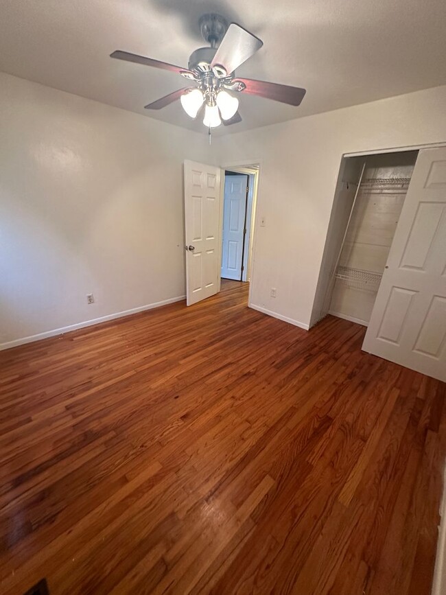 Building Photo - 3 bed 1 bath House With Fenced-in Yard, Av...