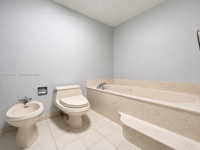 Building Photo - 520 Brickell Key Dr