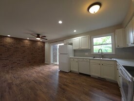 Building Photo - 251 Oak Dr