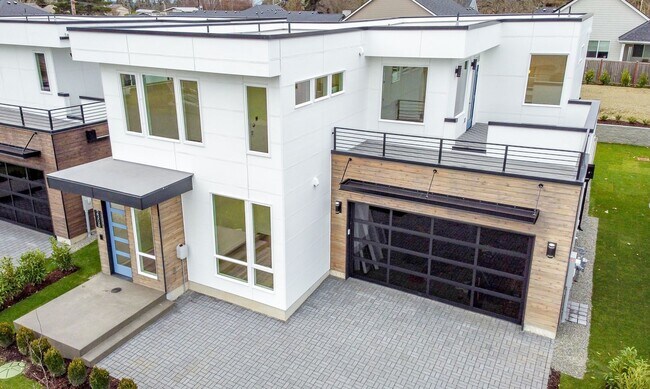 Building Photo - Edgewood Stunner