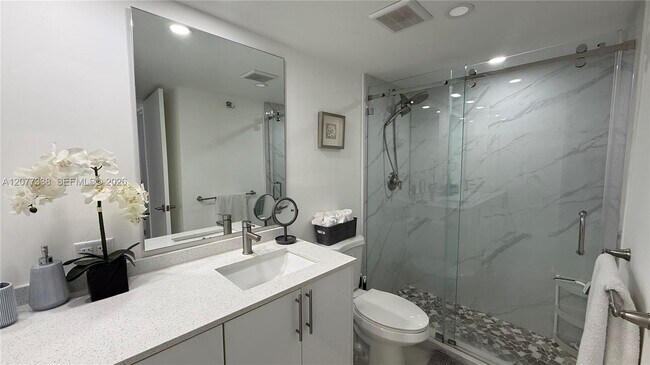 Building Photo - 5600 Collins Ave