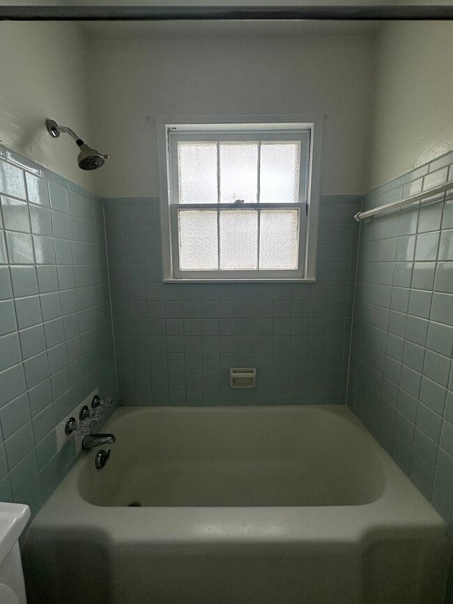 Building Photo - 1 bed, 1 bath, Duplex