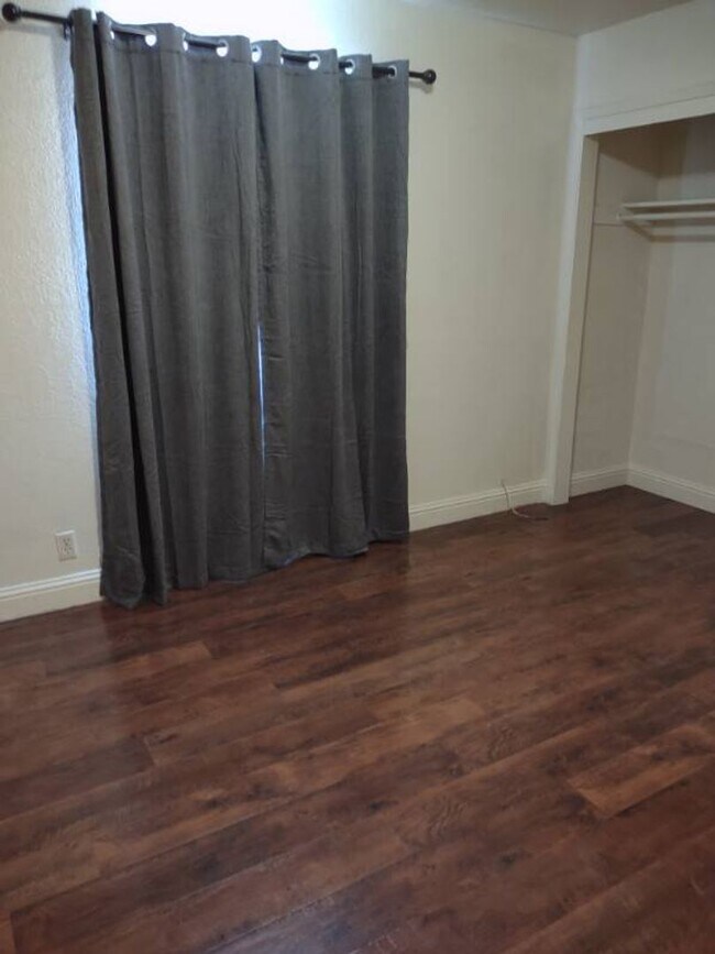 Building Photo - Refurbished 2bd Apartment in 4-Plex Building