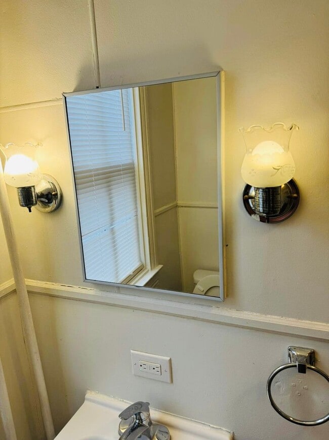 Building Photo - 2nd Floor 1 Bedroom West End of York City