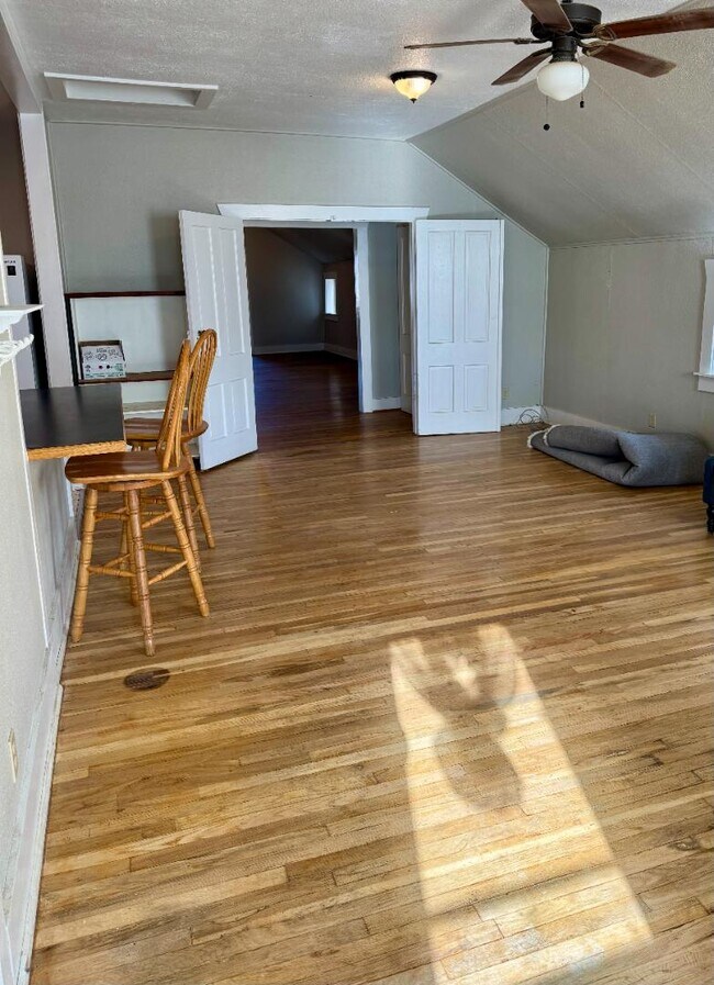 Building Photo - 107 E Bridge Ave