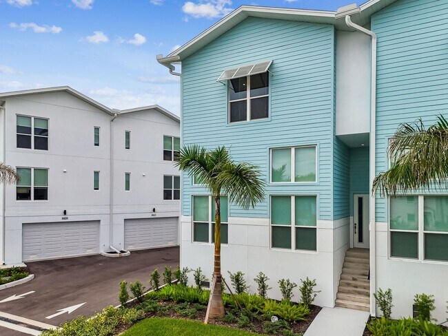 Building Photo - A charming coastal townhouse, just minutes from downtown St. Pete!