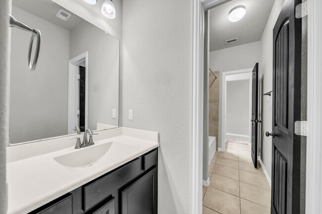 Building Photo - 18739 Laurel Hills Dr