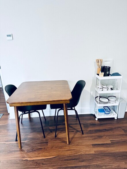 Building Photo - 107 David St