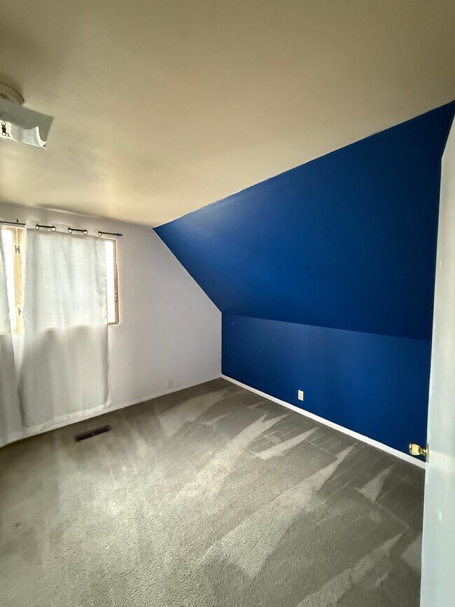 Building Photo - 433 Oleander Way