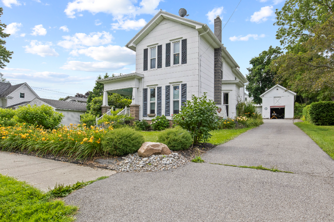 Primary Photo - 107 Amity St